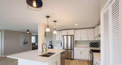 Brooko's Lakefront Retreat - Sunset views - 10 Minutes to St. Albans VT