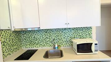 Een magnetron, een koffiezetapparaat/waterkoker, een waterkoker