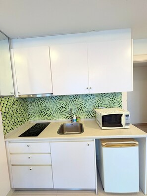 Microondas, cafetera y tetera, tetera eléctrica y tostadora 