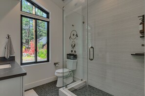 Een douche, een haardroger, handdoeken, zeep