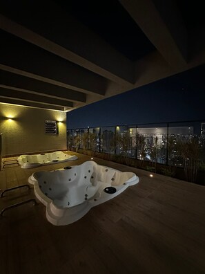 Outdoor spa tub - ID Vida Urbana (Goiânia)