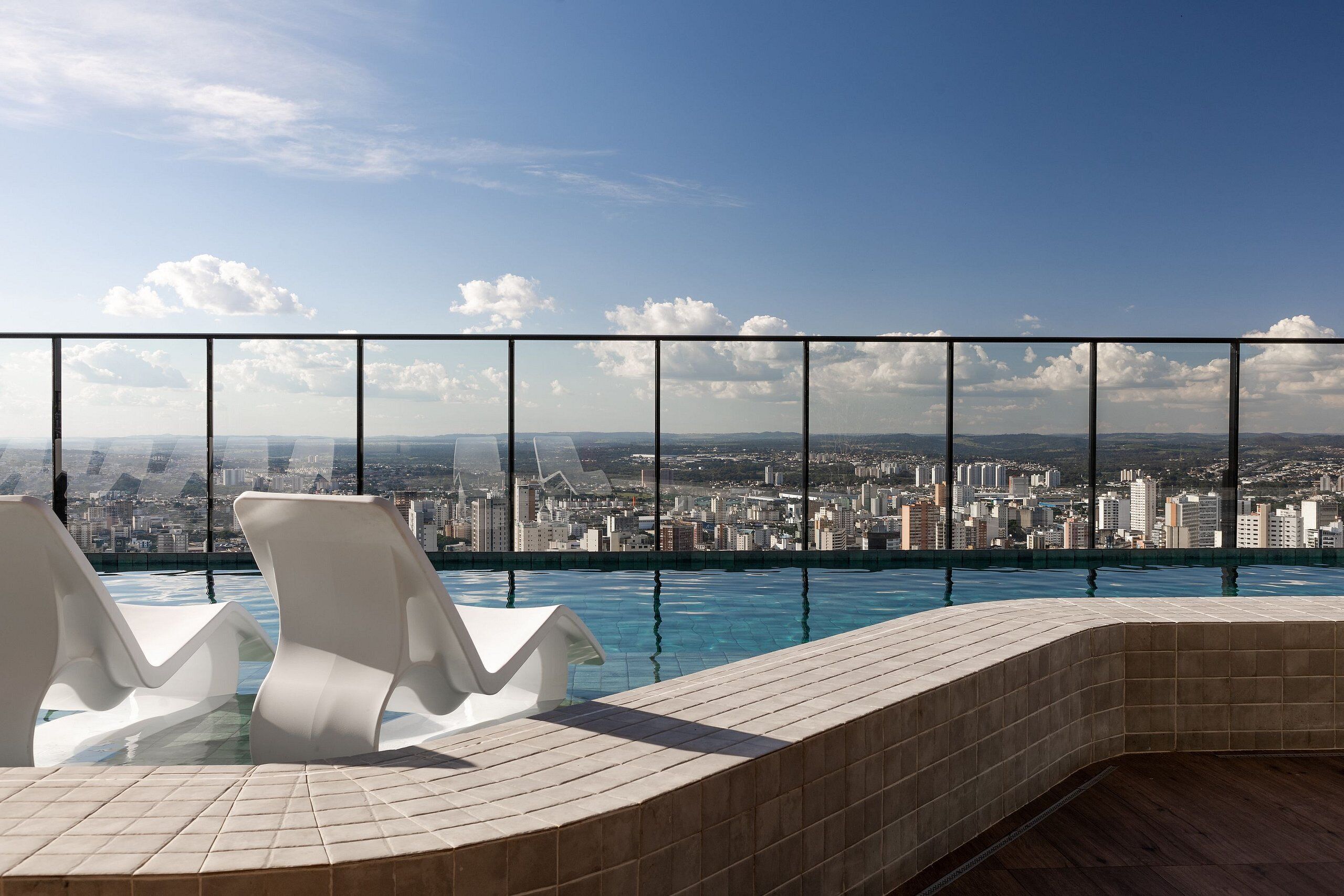 เอ็กซ์คลูซีฟอพาร์ทเมนท์ | สระว่ายน้ำ | 2 สระว่ายน้ำกลางแจ้ง เปิด 8:00 น. ถึง 23:00 น., ร่มริมสระว่ายน้ำ