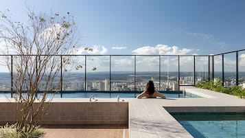 Apartamento exclusivo | Piscina | 2 piscinas al aire libre (de 08:00 a 23:00), sombrillas, tumbonas