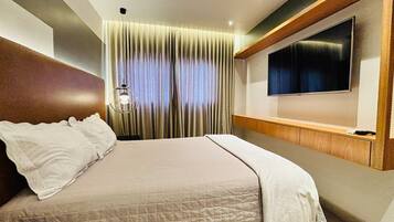 Exklusiv lägenhet | Individuell inredning, unika möbler, skrivbord och arbetsyta för laptop