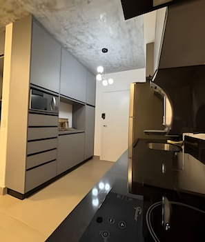 Comfort-huoneisto | Yksityinen keittiö | Täysikokoinen jääkaappi, mikroaaltouuni, uuni, liesi