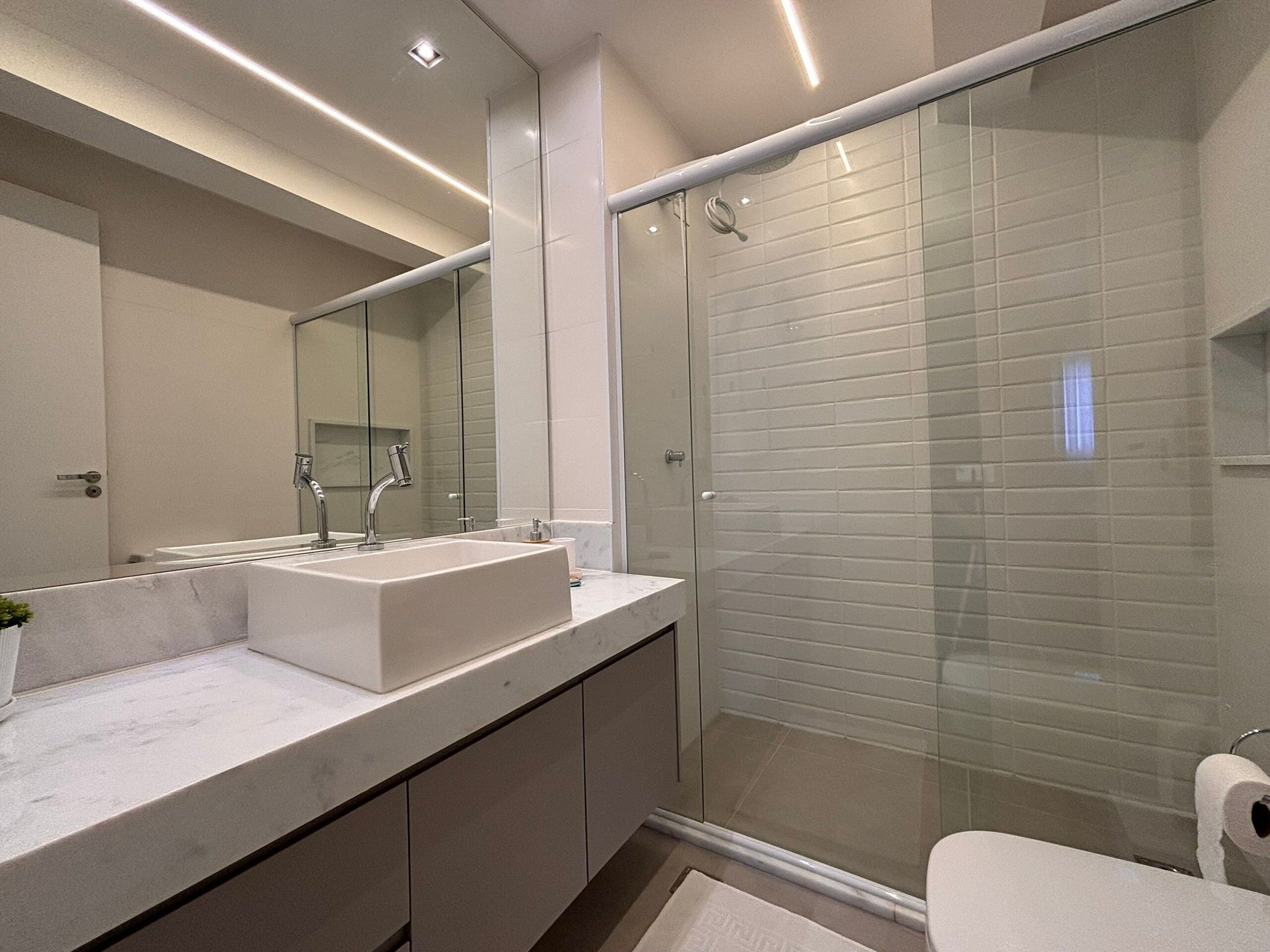 Familielejlighed | Badeværelse | Bruser, hårtørrer, håndklæder