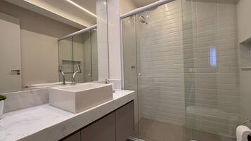 Familielejlighed | Badeværelse | Bruser, hårtørrer, håndklæder