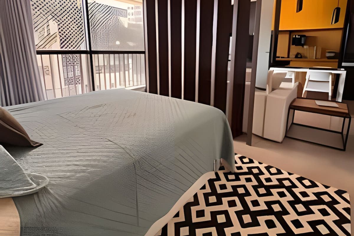 Comfort-huoneisto | Työpöytä, kannettavalle tietokoneelle sopiva työtila, pimennysverhot