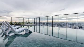 2 buitenzwembaden, parasols voor strand/zwembad
