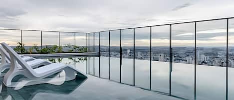 Deluxe-Apartment | Pool | 2 Außenpools, geöffnet von 08:00 Uhr bis 23:00 Uhr, Sonnenschirme