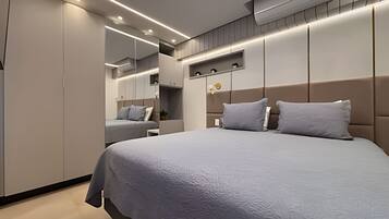 Deluxe appartement | Individueel gedecoreerd, individueel gemeubileerd, een bureau