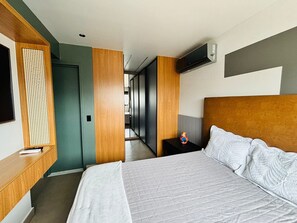Individually decorated, individually furnished, desk, laptop workspace - ID Vida Urbana (Goiânia)