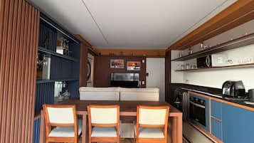 Apartamento premium | Cozinha privada | Geladeira grande, micro-ondas, cooktop, torradeira