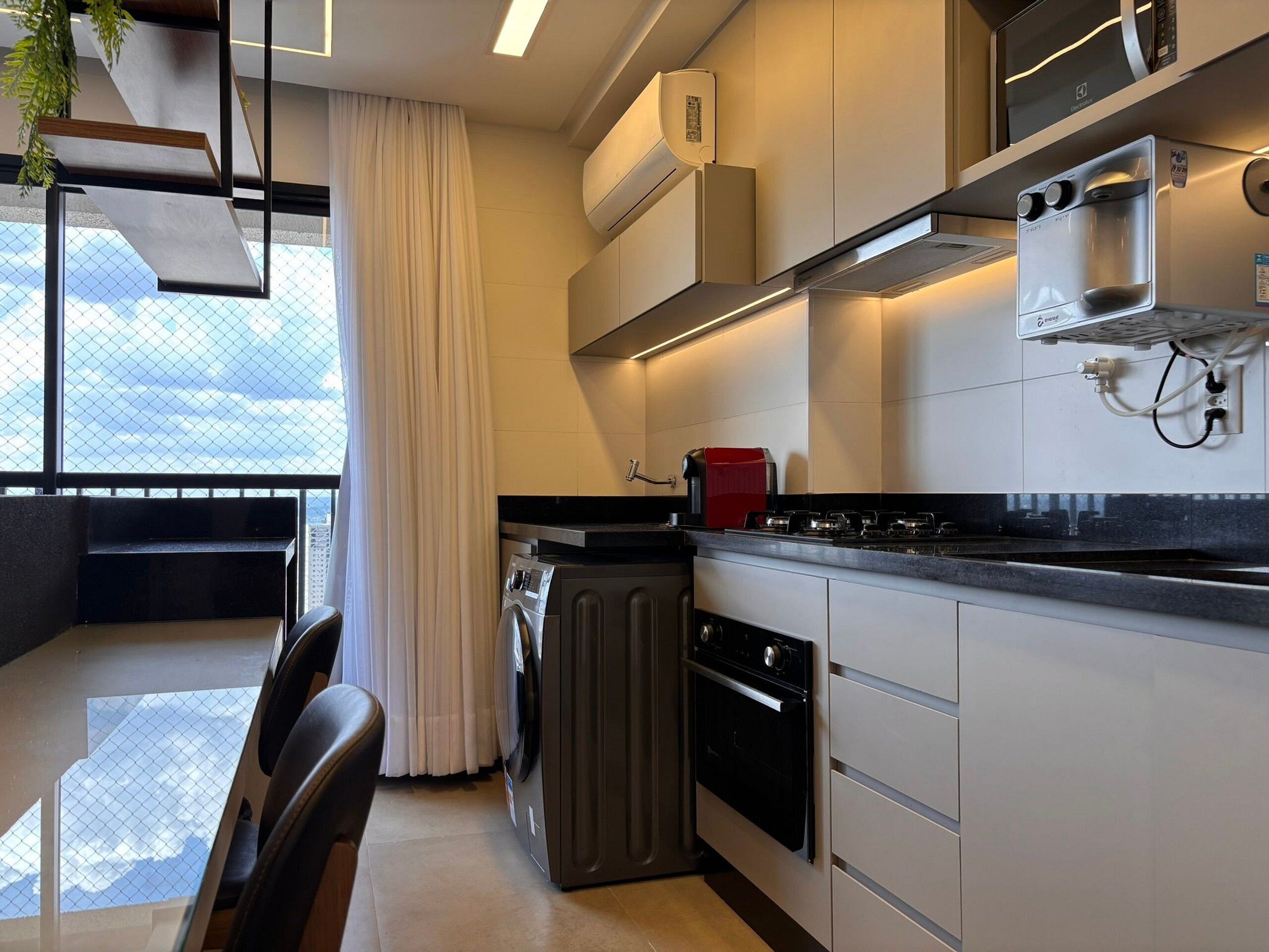 Refrigerador con freezer, microondas, placa de cocina