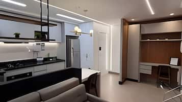 Deluxe-huoneisto | Oleskelualue | 40–tuumainen äly-TV, jossa digitaalikanavat