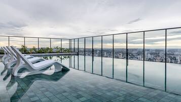 2 ulkouima-allasta avoinna 8.00–23.00, aurinkovarjoja, aurinkotuoleja