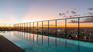 2 piscinas externas, funciona das 8h às 23h, guarda-sóis