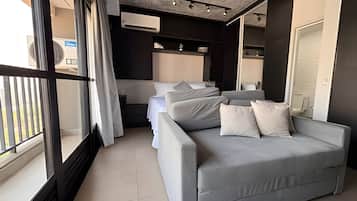 Escritorio, espacio para trabajar con laptop y cortinas blackout