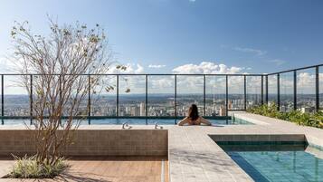 Exclusive-lejlighed | Pool | 2 udendørs pools, åben fra kl. 08.00 til kl. 23.00, parasoller