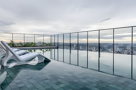 2 piscinas al aire libre, sombrillas, sillones reclinables de piscina