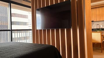 Apartamento exclusivo | Escritorio, espacio para trabajar con un portátil, cortinas opacas