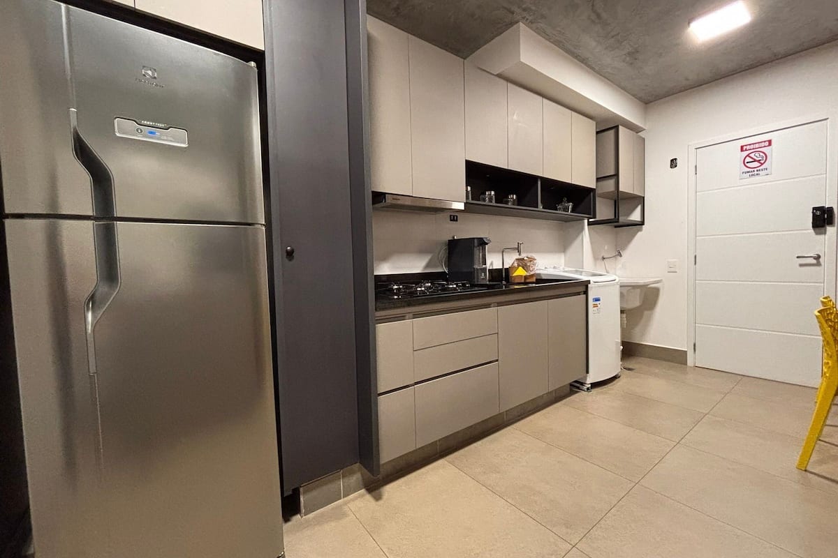 Full-sized fridge, microwave, oven, stovetop