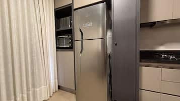 Comfort-huoneisto | Yksityinen keittiö | Täysikokoinen jääkaappi, mikroaaltouuni, uuni, liesi