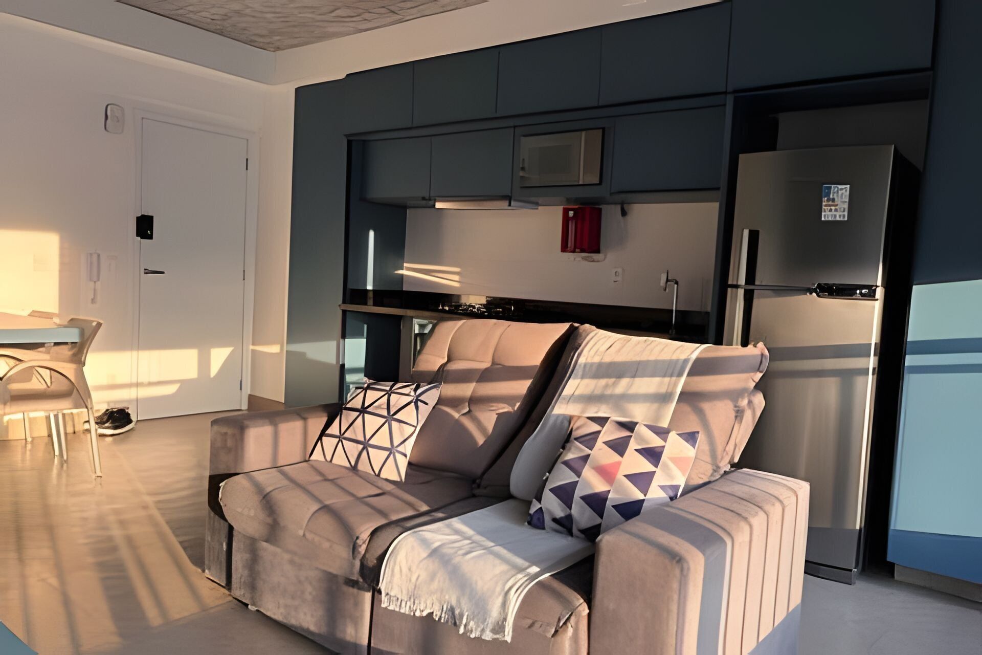 คอมฟอร์ทอพาร์ทเมนท์ | บริเวณนั่งเล่น | สมาร์ททีวี 40 นิ้ว พร้อมช่องดิจิตอล, ภาพยนตร์แบบจ่ายต่อเรื่อง