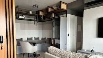 Exclusief appartement | Woonruimte | Een 40-inch smart-tv met digitale zenders en betaalfilms