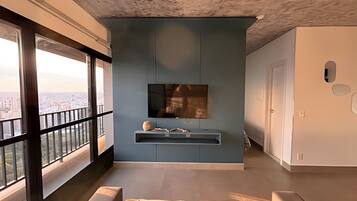 Apartamento conforto | Área de estar | Smart TV 40 polegadas com canais digitais, filmes pagos