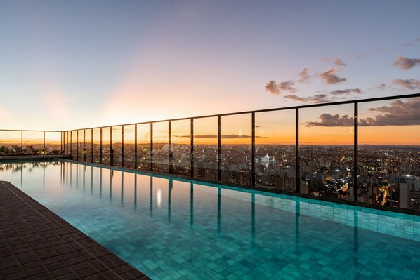 2 piscinas al aire libre, sombrillas, sillones reclinables de piscina