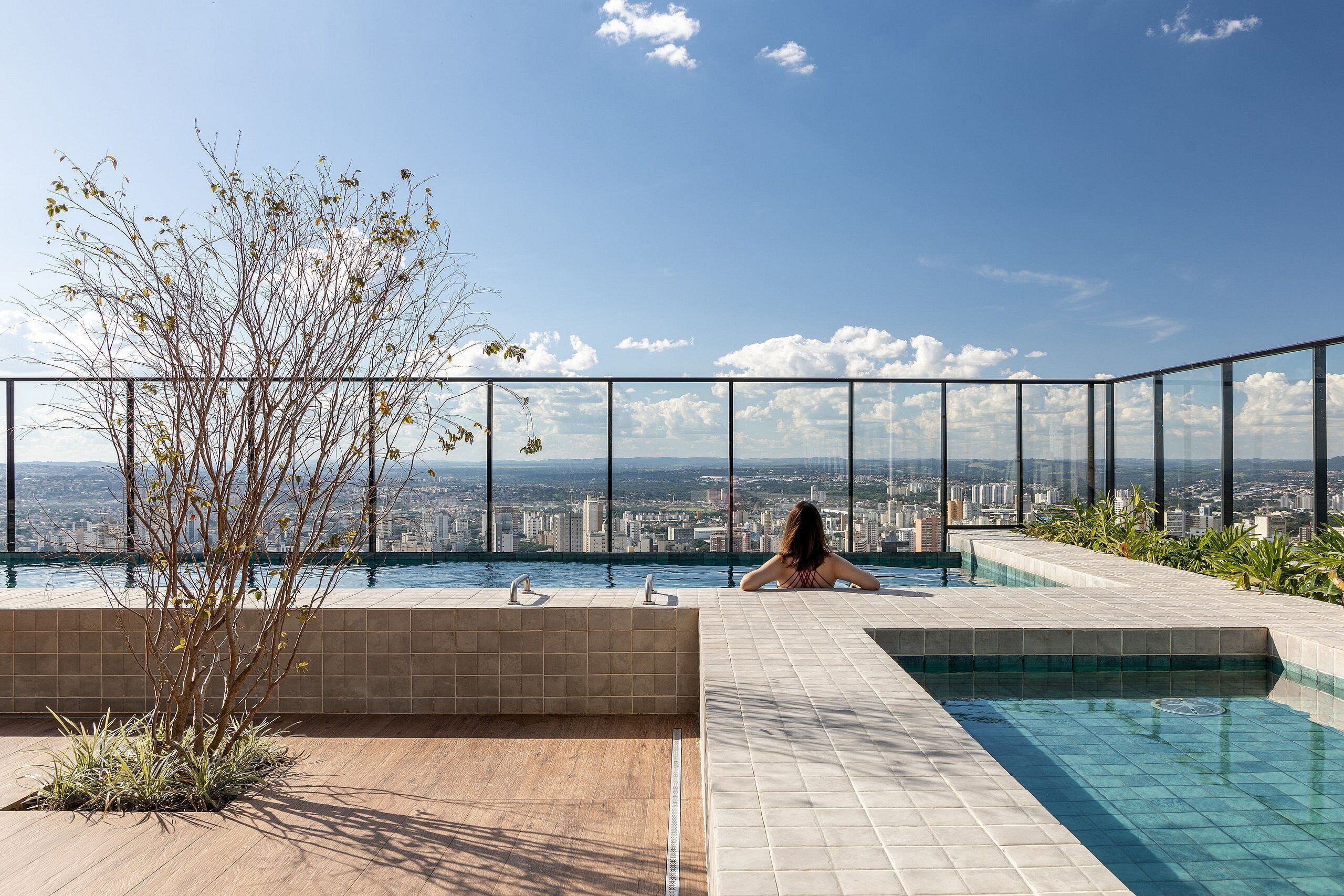 Departamento exclusivo | Alberca | 2 albercas al aire libre, sombrillas en la alberca y camastros 