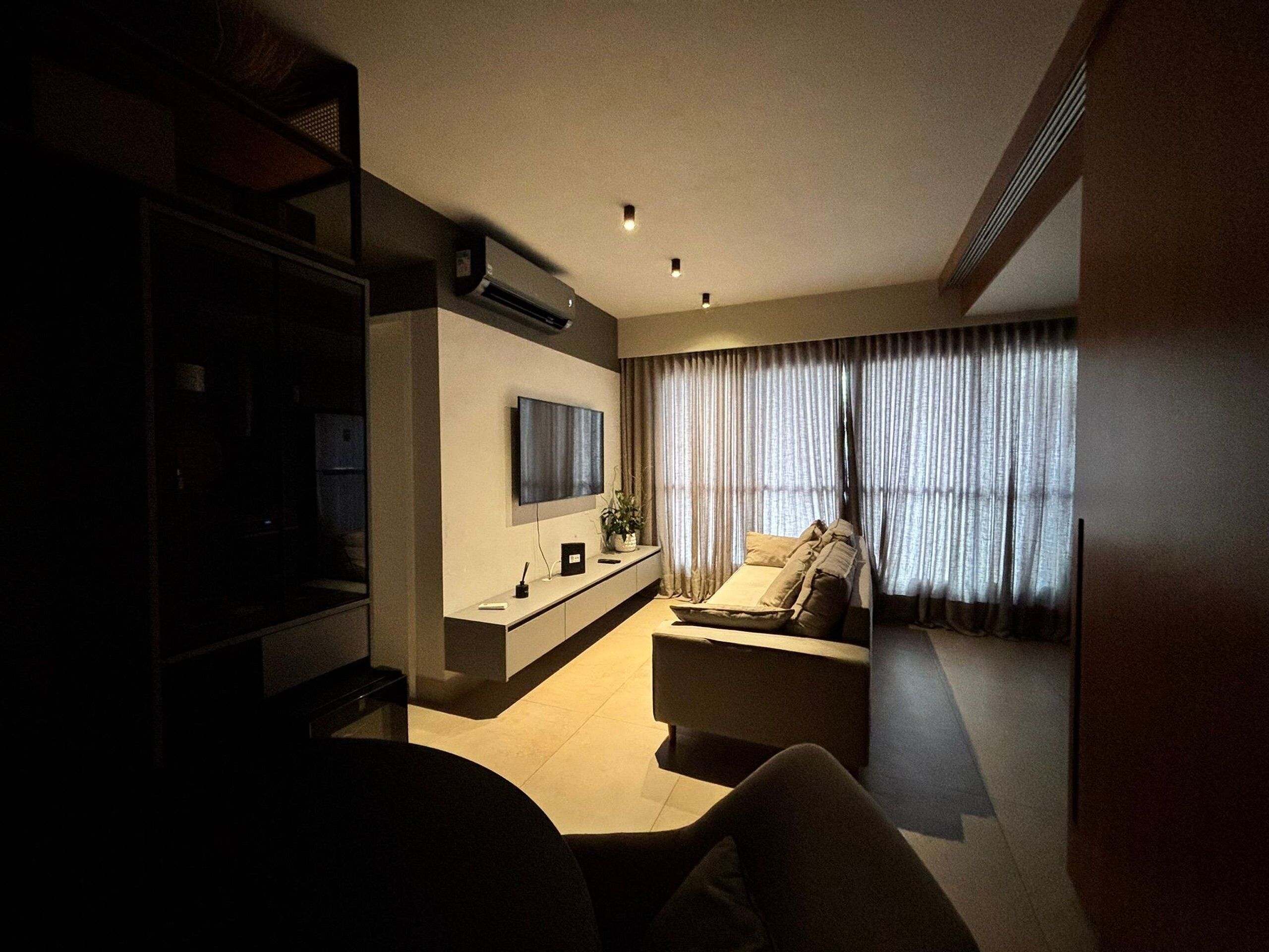 Exclusive-Apartment | Wohnbereich | 40-Zoll-Smart-TV mit Digitalempfang, Pay-TV