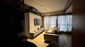 Exclusive-Apartment | Wohnbereich | 40-Zoll-Smart-TV mit Digitalempfang, Pay-TV