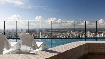 Exclusive-lejlighed | Pool | 2 udendørs pools, åben fra kl. 08.00 til kl. 23.00, parasoller