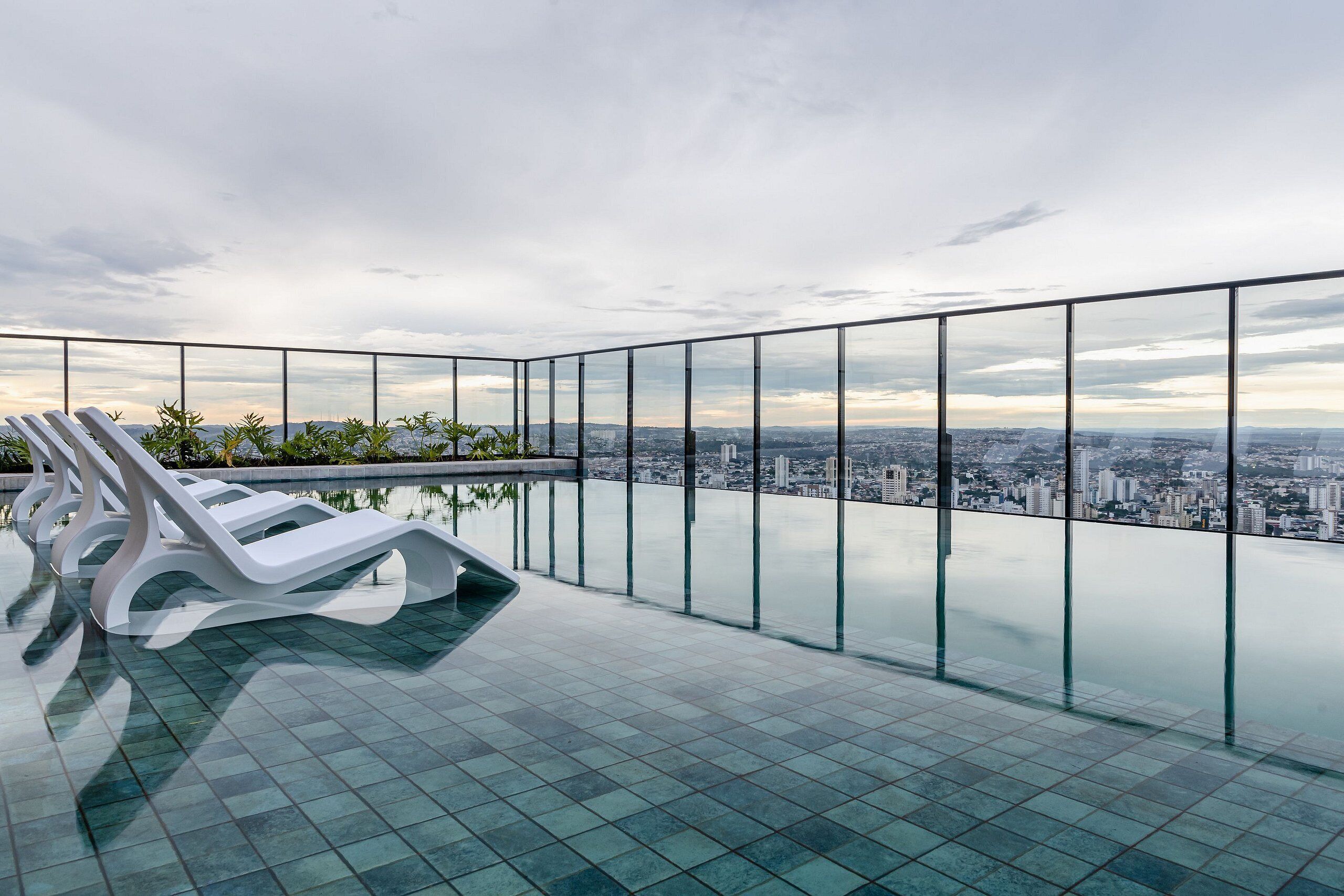 2 piscinas externas, funciona das 8h às 23h, guarda-sóis