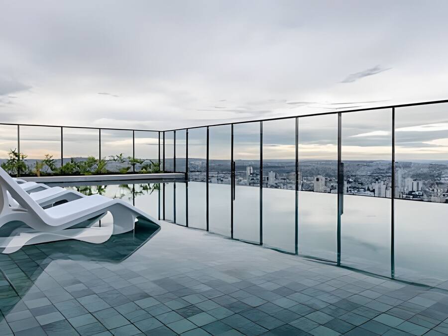 Lägenhet Deluxe | Pool | 2 utomhuspooler, öppet 08.00 till 23.00, parasoller och solstolar