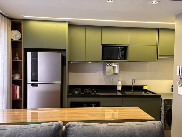 Perhehuoneisto | Yksityinen keittiö | Täysikokoinen jääkaappi, mikroaaltouuni, uuni, liesi