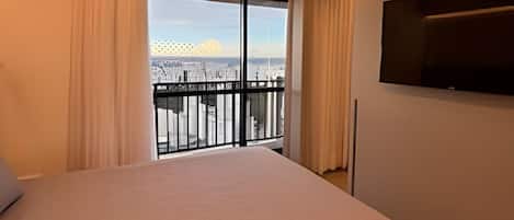 Deluxe Apartment | Desk, laptop workspace, blackout curtains, iron/ironing board