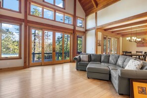 Smart TV, fireplace - Spacious Waterfront 6-bedroom Country House in Charming Meredith (Meredith)