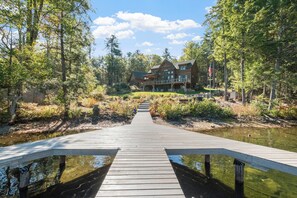 Property grounds - Spacious Waterfront 6-bedroom Country House in Charming Meredith (Meredith)