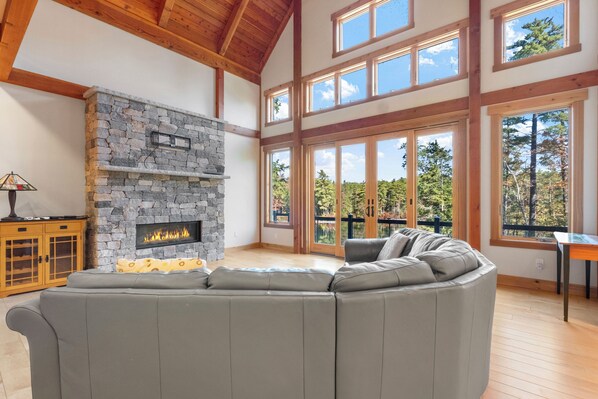 Smart TV, fireplace - Spacious Waterfront 6-bedroom Country House in Charming Meredith (Meredith)