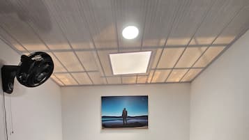 3 habitaciones, tabla de planchar con plancha, internet y ropa de cama