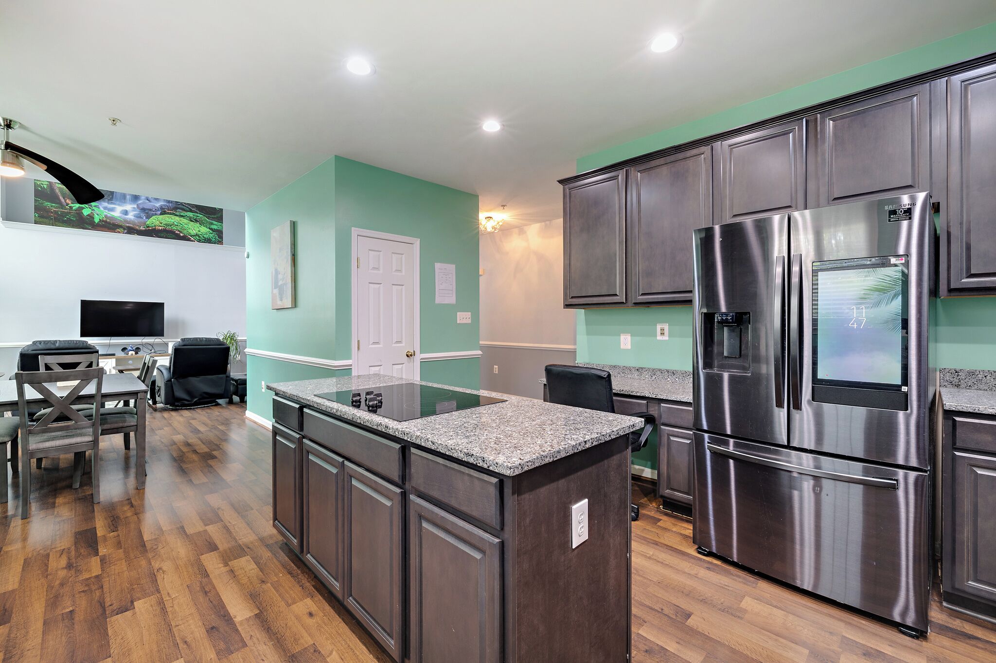 Mikrobølgeovn, ovn, kokeplater og oppvaskmaskin