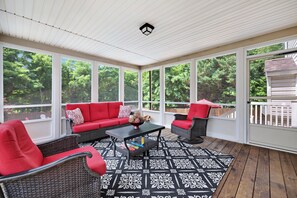 Interior - Captain's Luxury Pool house Retreat in Fort Washington near MGM (Fort Washington)