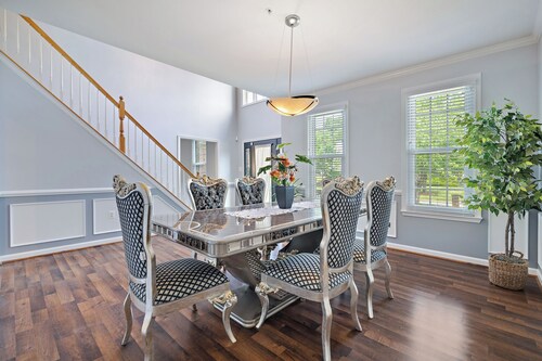 Captain's Luxury Pool house Retreat in Fort Washington near MGM
