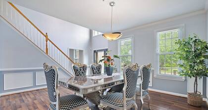 Captain's Luxury Pool house Retreat in Fort Washington near MGM