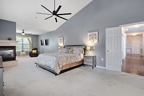 4 bedrooms, iron/ironing board, WiFi, bed sheets - Captain's Luxury Pool house Retreat in Fort Washington near MGM (Fort Washington)