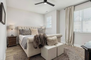 デスク、旅行用ベビーベッド、WiFi、ベッドシーツ