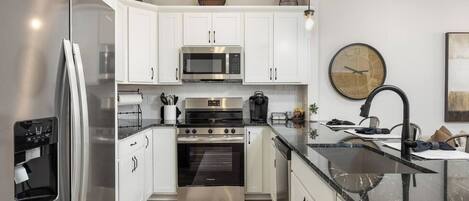 冷蔵庫、電子レンジ、オーブン、コンロ